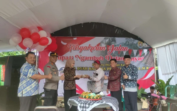 Thumbnail Berita - Warga Banjaran Kabupaten Kendal Lega, Jalan Rusak 15 Tahun Akhirnya Mulus