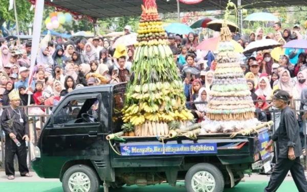 Thumbnail Berita - Copet Beraksi di Tengah Karnaval HUT Ke-451 Pemalang, Polisi Sita 18 Handphone