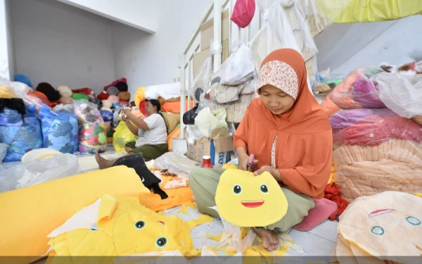 Thumbnail Berita - Dari Kegemaran Menjadi Penghidupan: Kisah Khusna Merajut Boneka dan Harapan dari Desa Sumbergedang