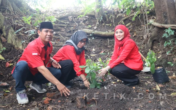 Thumbnail Berita - Merawat Bumi Pertiwi, Anggota DPRD Banyuwangi Desi Prakasiwi Gelar Tanam Pohon dan Tebar Benih Ikan