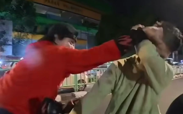 Thumbnail Viral Pasutri di Palmerah Merokok Sambil Bawa Bayi, Pukuli dan Ancam Bunuh Pemotor Usai Ditegur