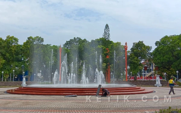 Thumbnail Berita - Alun-alun Merdeka Kota Malang Diresmikan Malam Ini, Punya Air Mancur Eksotis!