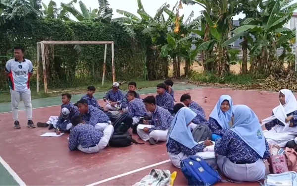 Thumbnail Plafon Roboh, Siswa SMPN 60 Surabaya Tetap Belajar di Musala dan Tenda Darurat