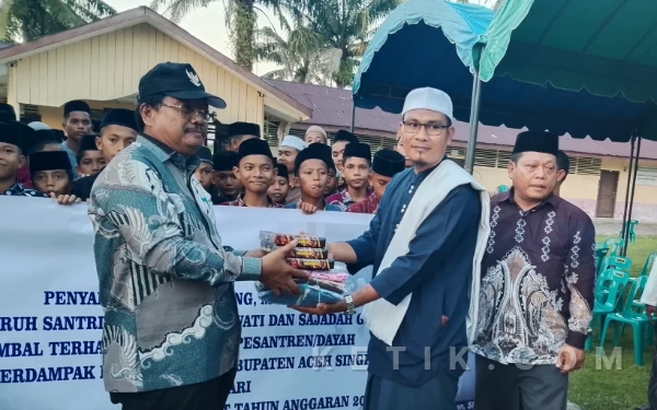 Thumbnail Berita - 3556 Santri Aceh Singkil Terima Mukena dan Kain Sarung Bantuan Presiden RI