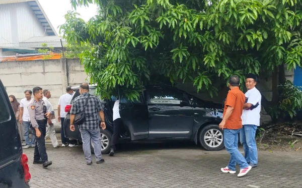 Thumbnail Berita - Bukan Mobil Tahanan, Terdakwa Korupsi Dana PEN Sampang Datang ke Sidang Menggunakan Innova Reborn