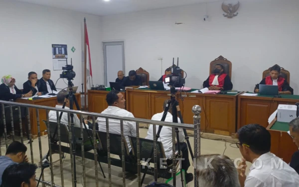 Thumbnail Sidang Pokir OKU Kian Panas, Saksi Sebut Teddy Meilwansyah Minta THR Rp150 Juta hingga Fee 20 Persen