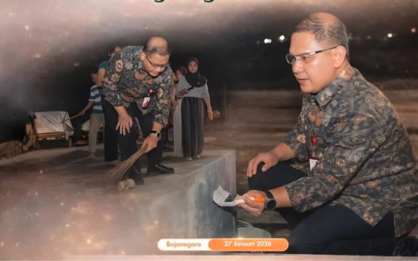 Thumbnail Malam-Malam! Kadisdik Jatim Ngecat di SMAN 2 Taruna Pamong Praja Bojonegoro, Ajarkan Semangat "Menyala" Guru dan Siswa