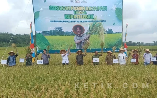 Thumbnail Berita - Panen Raya di Sukamanah, Bupati Lebak Komitmen Visi RUHAY dan Swasembada Pangan
