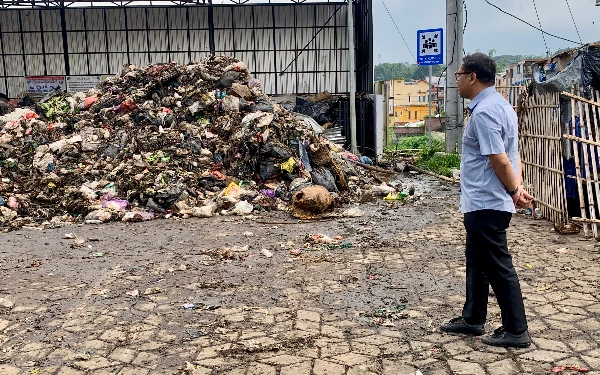 Thumbnail Berita - Timbunan Sampah Pasar Among Tani Kota Batu Capai 80 Ton, DLH Targetkan Tuntas 3 Hari
