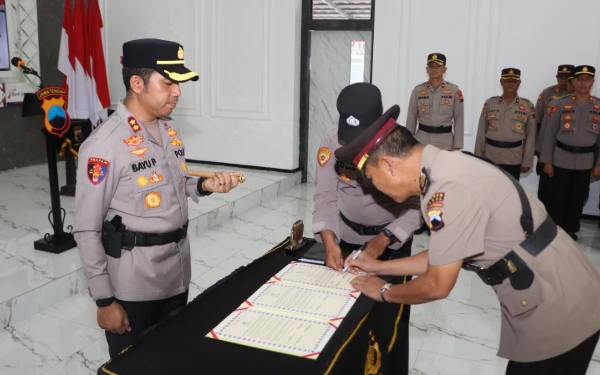 Thumbnail Berita - Sertijab Kasat dan Kapolsek, Ini Pesan Kapolres Tegal