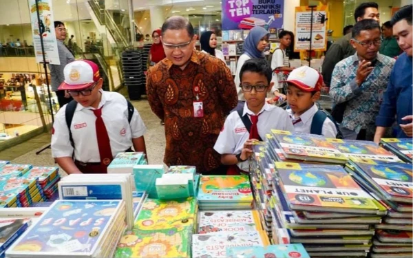 Thumbnail Berita - Buka BBW Surabaya 2026, Kadisdik Jatim Berburu dan Baca Buku Bareng Siswa-Siswa SD