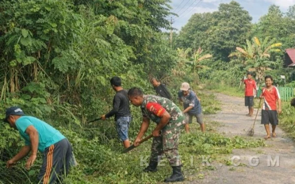 Thumbnail Berita - Babinsa dan Warga Alam Pelita Gotong Royong Bersihkan Jalan Desa