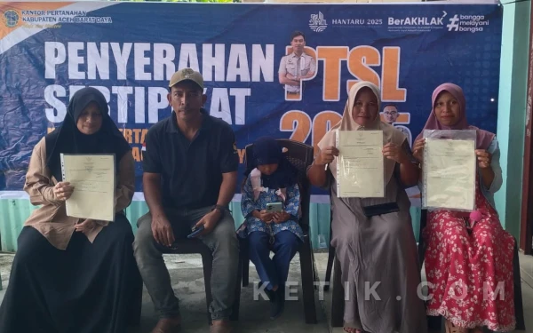 Kantah Abdya Serahkan 142 Sertipikat PTSL untuk Warga Padang Bak Jeumpa