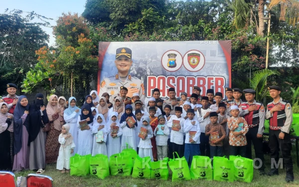 Thumbnail Berita - Program Pasabber, Polres Situbondo Salurkan Ratusan Paket Sembako dan Al-Qur'an untuk Anak Yatim