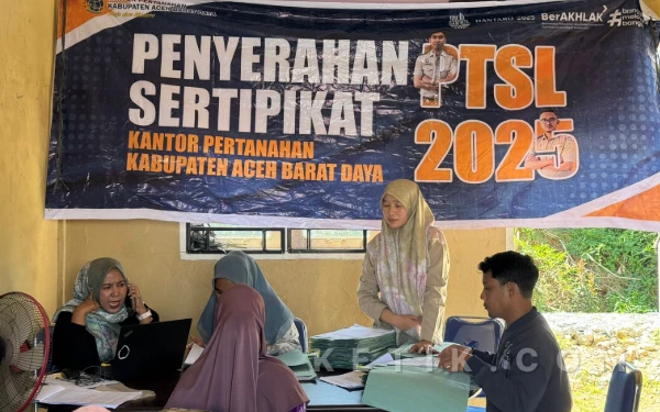 Thumbnail Berita - Puluhan Warga di Tangan-Tangan Terima Kepastian Hukum Tanah dari Kantah Abdya