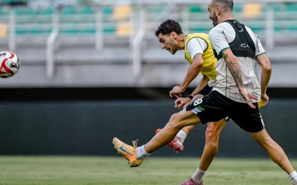 Thumbnail Berita - Misi Masuk 5 Besar, Pelatih Persebaya Siapkan Senjata Rahasia Jamu Dewa United