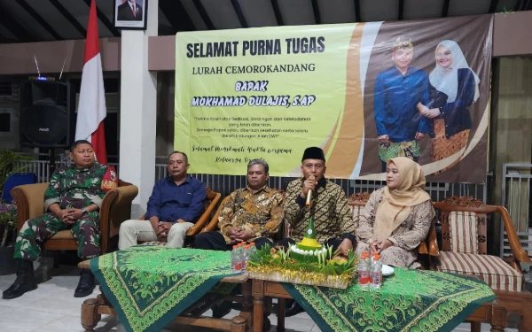 Thumbnail Catatkan Karya dan Pengabdian, Warga Cemorokandang Kota Malang Haru Lepas Lurah Dulajis Masuki Masa Pensiun