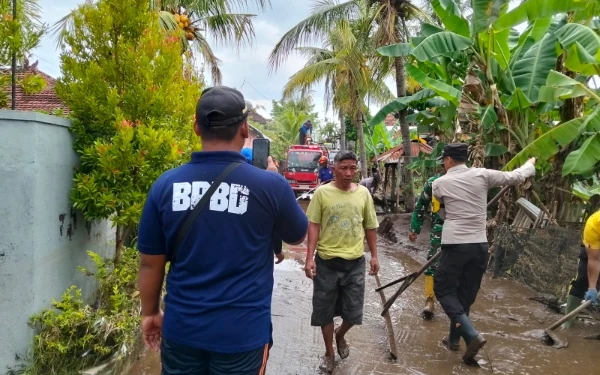 Thumbnail Berita - Tanggul Sungai Jebol, Sebelas Rumah Terendam di Kalanganyar Buleleng