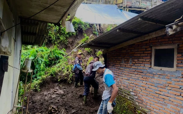 Thumbnail Berita - Hujan Deras Picu Longsor di Brau Kota Batu, Tembok Rumah Warga Jebol