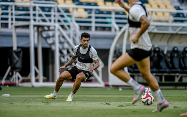 Thumbnail Prediksi Susunan Pemain Persebaya vs Dewa United, Bernardo Tavares Sebut Pemain Asing Masih Adaptasi