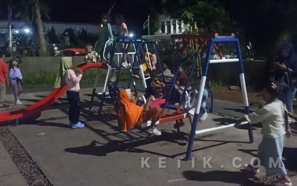 Thumbnail Berita - Fasilitas Ayunan Anak Kecil di Alun-Alun Rangkasbitung Lebak Kini Lebih Nyaman