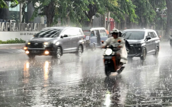 Thumbnail Berita - Cuaca Kota Surabaya 2 Februari 2026 Diprakirakan Hujan Ringan, Mojokerto Hujan Petir