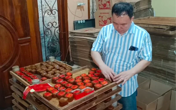 Thumbnail Berita - Jelang Imlek 2026, Perajin Kue Keranjang di Surabaya Kebanjiran Order hingga Luar Pulau