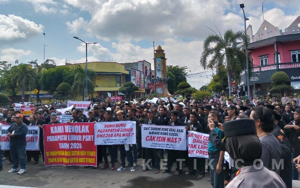 Thumbnail Berita - Tolak Parluh 2026, Ratusan Warga PSHT Berbagai Wilayah Hitamkan Alun-alun Madiun