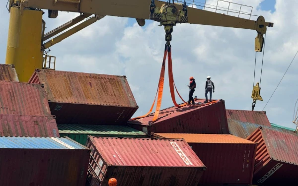 Thumbnail Berita - Petikemas Berjatuhan ke Laut Tanjung Perak! Kapal Miring,  Seorang Jadi Korban