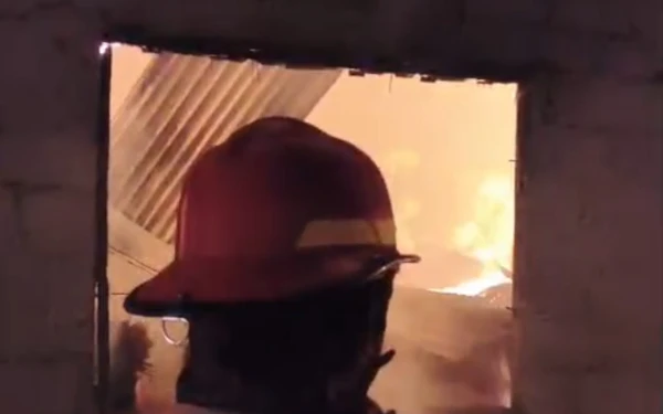 Thumbnail Berita - Gudang Tembakau di Arjasa Jember Terbakar Hebat, Dua Bangunan Ludes Dilalap Api