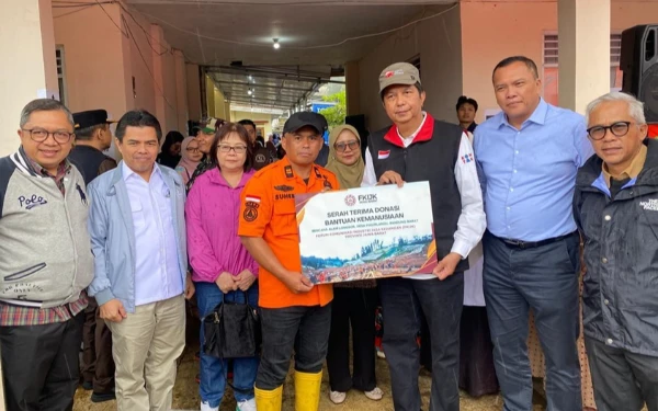 Thumbnail Berita - Salurkan Bantuan, OJK dan FKIJK Jabar Siapkan Langkah Pemulihan Lahan Kritis Pascabencana Longsor Cisarua