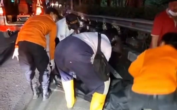 Thumbnail Berita - Tim Call 112 Surabaya Evakuasi Jenazah Korban Kecelakaan di Jalan Raya Sememi Jaya Surabaya