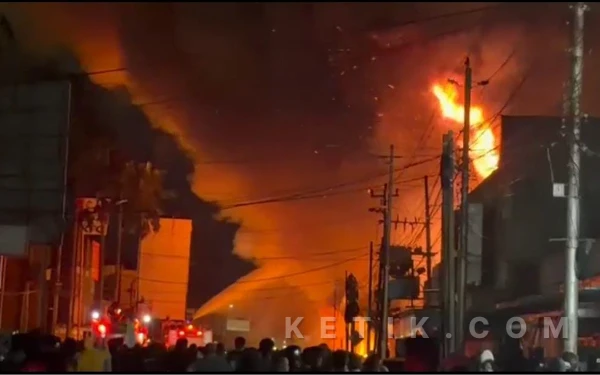 Thumbnail Berita - Api Besar Bakar Rita Pasaraya Cilacap, Merembet ke Pertokoan