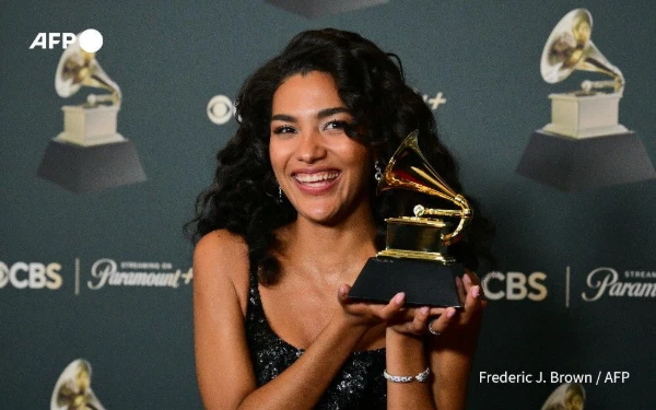 Thumbnail Berita - Olivia Dean Raih Grammy Pertama Lewat Best New Artist 2026, Soroti Latar Keluarga Imigran