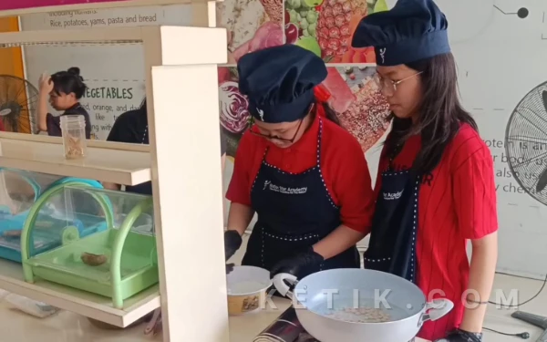 Thumbnail Berita - Belajar Filosofi China Lewat Dapur, Siswa Fokus Racik Ronde dan Dumpling Jiaozi