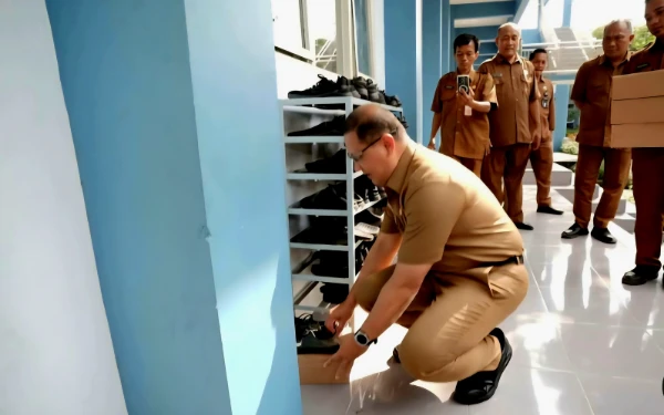 Thumbnail Berita - Tak Sengaja Lihat Sepatu Siswa Rusak, Kadisdik Jatim Aries Agung Gercep Ganti Baru Produk UMKM