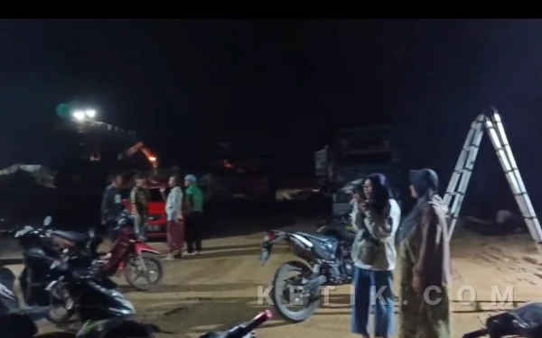 Thumbnail Berita - PT RSS Ditutup Warga Bancar Tuban, Dugaan TKA China sebagai Pekerja Aktivitas Tambang Cucian Pasir