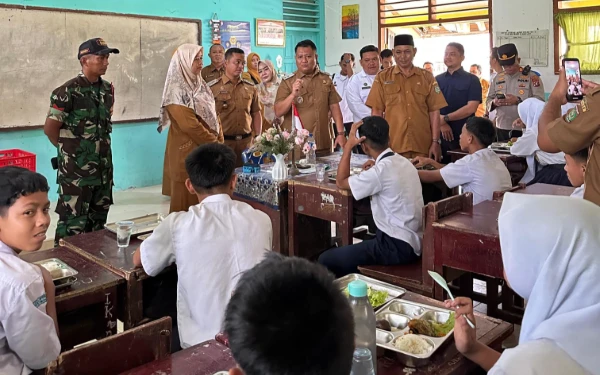 Thumbnail Berita - Wabup Asahan Kunjungi UPTD SMP N 2 Silau Laut Saat Berlangsung Program MBG