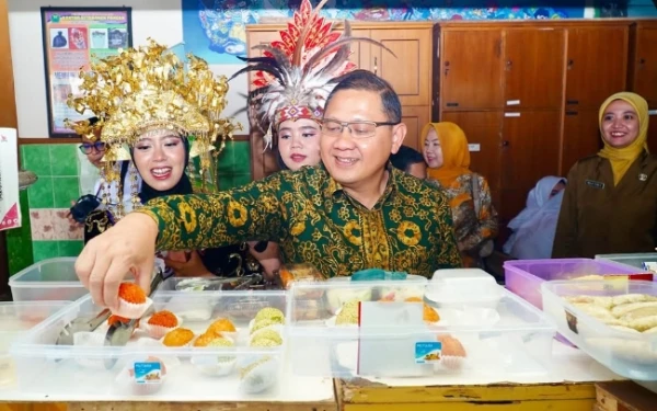Thumbnail Berita - Kunjungi SMAN 9 Malang, Kadisdik Jatim Cicipi Jajan Kantin Bareng Siswa Sekaligus Pastikan Kualitas Makanan