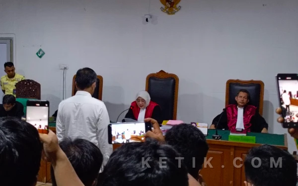 Thumbnail Berita - Tangis Pecah di PN Palembang, Fitrianti Agustinda dan Suami Divonis 7 Tahun 6 Bulan Penjara