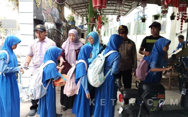 Thumbnail Berita - Dituding Jarang Mengajar, Iswandi Idris Minta Kepala SDN Rongtengah 1 Transparan dan Bijak