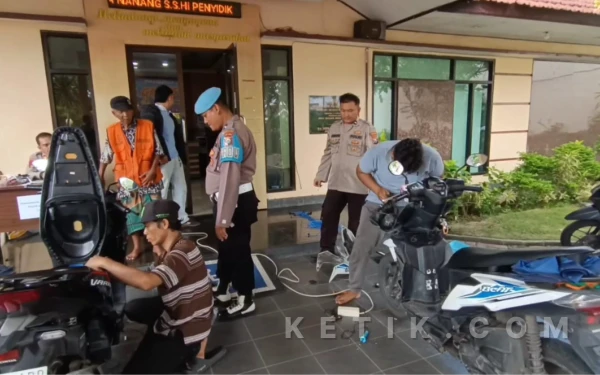 Cegah Curanmor, Polisi Pasang Alarm Motor Gratis Disambut Senang Warga