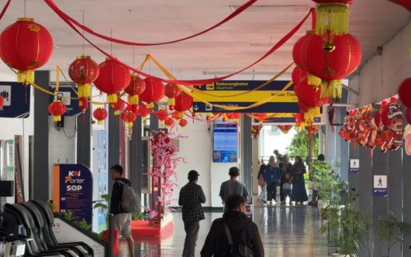 Thumbnail Berita - Sambut Imlek 2577, KAI Daop 7 Madiun Suguhkan Dekorasi Tematik Khas Tionghoa di Area Pelayanan