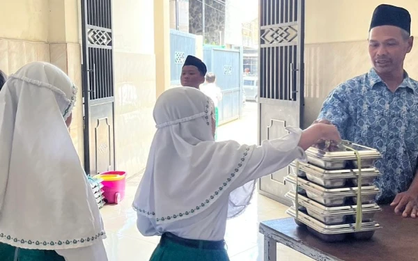 Thumbnail Berita - Distribusi Perdana Makan Bergizi Gratis, SPPG Pesanggrahan 2 Kota Batu Kirim 835 Porsi