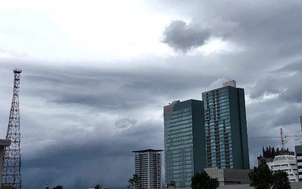 Thumbnail Berita - Prakiraan Cuaca Hari Ini 5 Februari 2025: Surabaya Berawan, Mojokerto Hujan Ringan