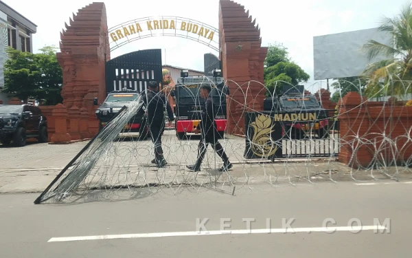 Thumbnail Berita - Kota Madiun Memanas! Kawat Berduri Mengitari Padepokan Agung PSHT Jelang Parluh Kubu R. Moerdjoko