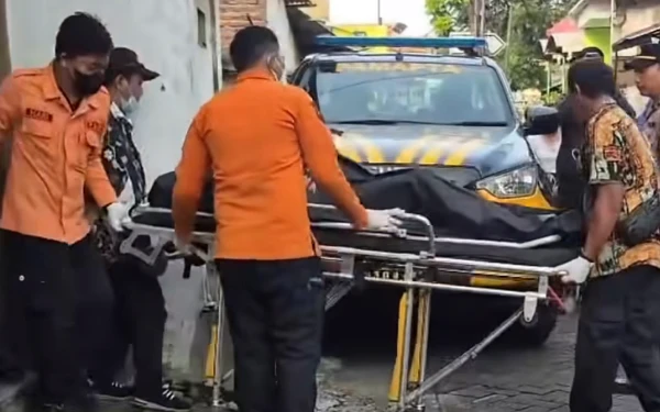 Tim Call 112 Surabaya Evakuasi Jenazah Pria di Dalam Kamar Rumah