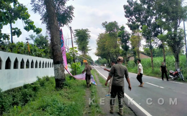 Thumbnail Berita - Laksanakan Instruksi Presiden, Satpol PP Kabupaten Kediri Tata Estetika dan Ketertiban Ruang Publik