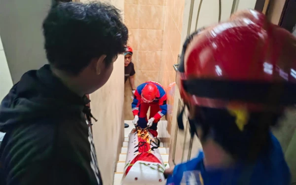 Thumbnail Berita - Perbaiki Talang Atap Rumah, Tukang Bangunan Tewas Tersengat Listrik