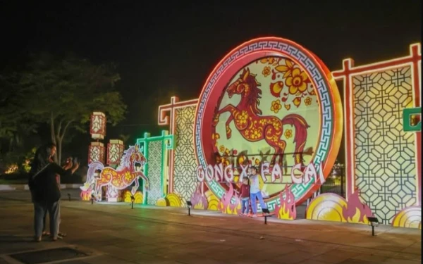 Thumbnail Berita - Jelang Imlek, Dekorasi Kuda Api Hiasi Sejumlah Ruang Publik di Surabaya